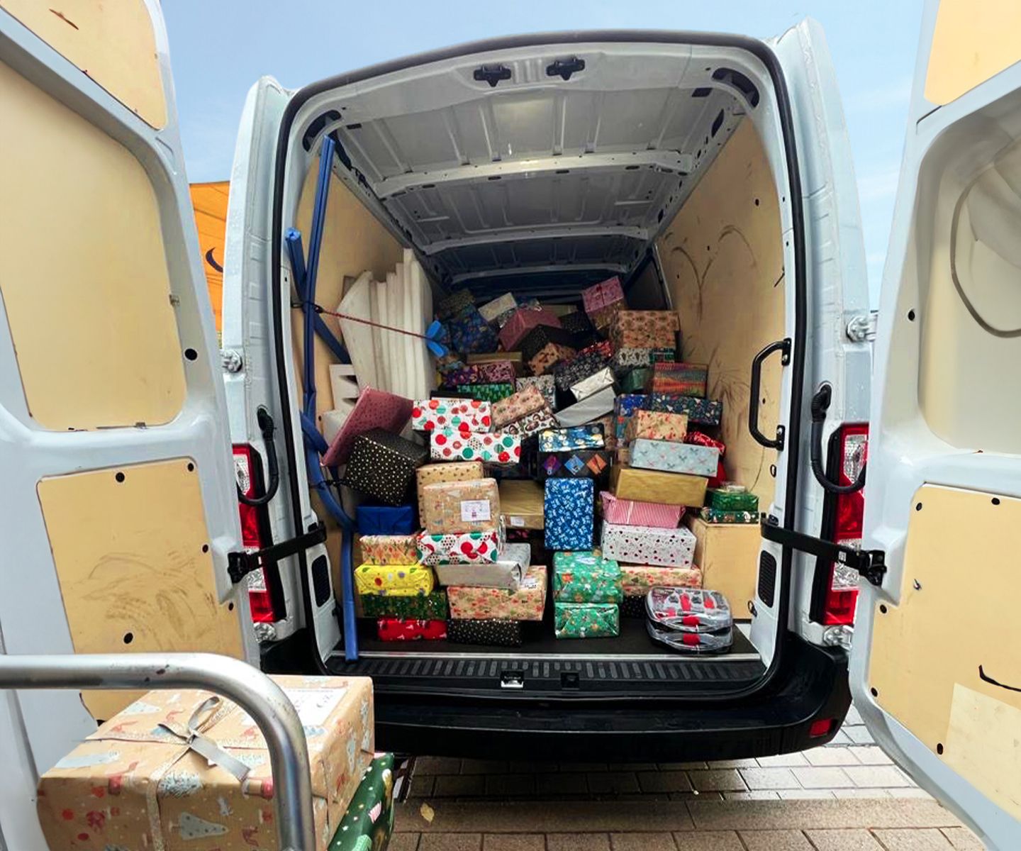 Transporter mit Geschenkpäckchen